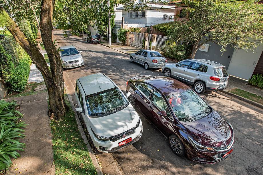 Em vagas paralelas, o sistema rastreia primeiro vagas à direita Em vagas paralelas, o sistema rastreia primeiro vagas à direita