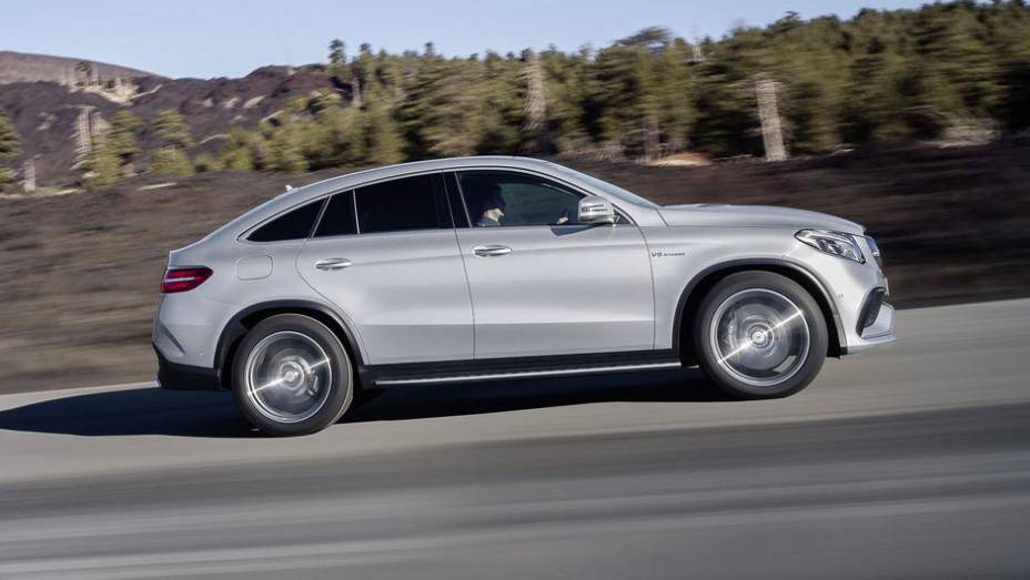 Utilitário com visual esportivo e rodas de 22 polegadas | <a href="https://preprod.quatrorodas.abril.com.br/noticias/saloes/detroit-2015/mercedes-amg-gle63-s-coupe-revelada-oficialmente-detroit-824420.shtml" rel="migration">Leia mais</a>