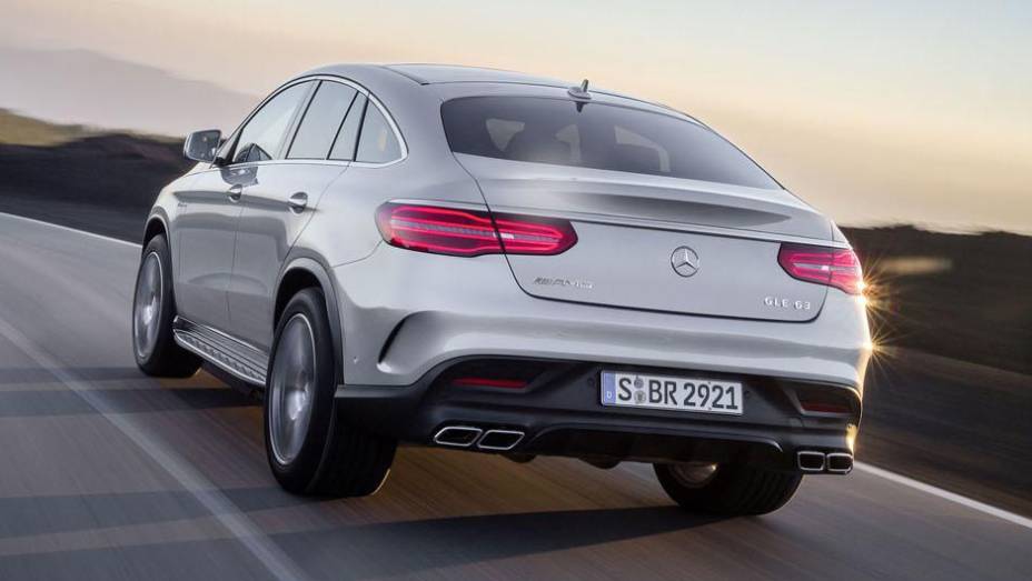 Traseira com destaque para luzes de LED e as quatro saídas do escapamento | <a href="https://preprod.quatrorodas.abril.com.br/noticias/saloes/detroit-2015/mercedes-amg-gle63-s-coupe-revelada-oficialmente-detroit-824420.shtml" rel="migration">Leia mais</a> Traseira com destaque para luzes de LED e as quatro saídas do escapamento | <a href="https://preprod.quatrorodas.abril.com.br/noticias/saloes/detroit-2015/mercedes-amg-gle63-s-coupe-revelada-oficialmente-detroit-824420.shtml" rel="migration">Leia mais</a>