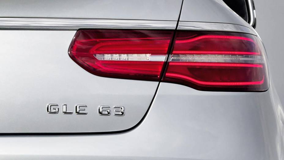 Desenho sóbrio chama atenção do modelo | <a href="https://preprod.quatrorodas.abril.com.br/noticias/saloes/detroit-2015/mercedes-amg-gle63-s-coupe-revelada-oficialmente-detroit-824420.shtml" rel="migration">Leia mais</a> Desenho sóbrio chama atenção do modelo | <a href="https://preprod.quatrorodas.abril.com.br/noticias/saloes/detroit-2015/mercedes-amg-gle63-s-coupe-revelada-oficialmente-detroit-824420.shtml" rel="migration">Leia mais</a>