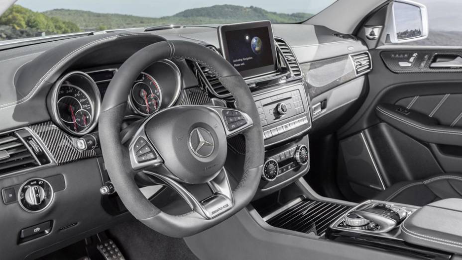 Acabamento dentro da cabine é em fibra de carbono | <a href="https://preprod.quatrorodas.abril.com.br/noticias/saloes/detroit-2015/mercedes-amg-gle63-s-coupe-revelada-oficialmente-detroit-824420.shtml" rel="migration">Leia mais</a>