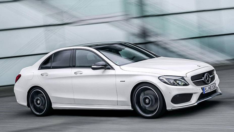 Mercedes C450 AMG Sport | <a href="https://preprod.quatrorodas.abril.com.br/noticias/saloes/detroit-2015/mercedes-c450-amg-sport-oficializada-tem-367-cavalos-824384.shtml" rel="migration">Leia mais</a>
