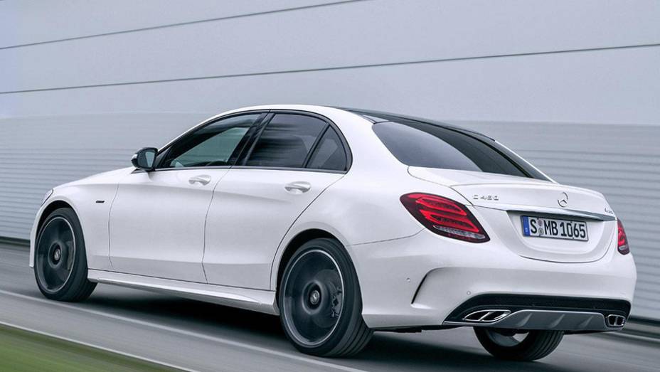 Carro ficará abaixo da topo de linha C63 AMG | <a href="https://preprod.quatrorodas.abril.com.br/noticias/saloes/detroit-2015/mercedes-c450-amg-sport-oficializada-tem-367-cavalos-824384.shtml" rel="migration">Leia mais</a>