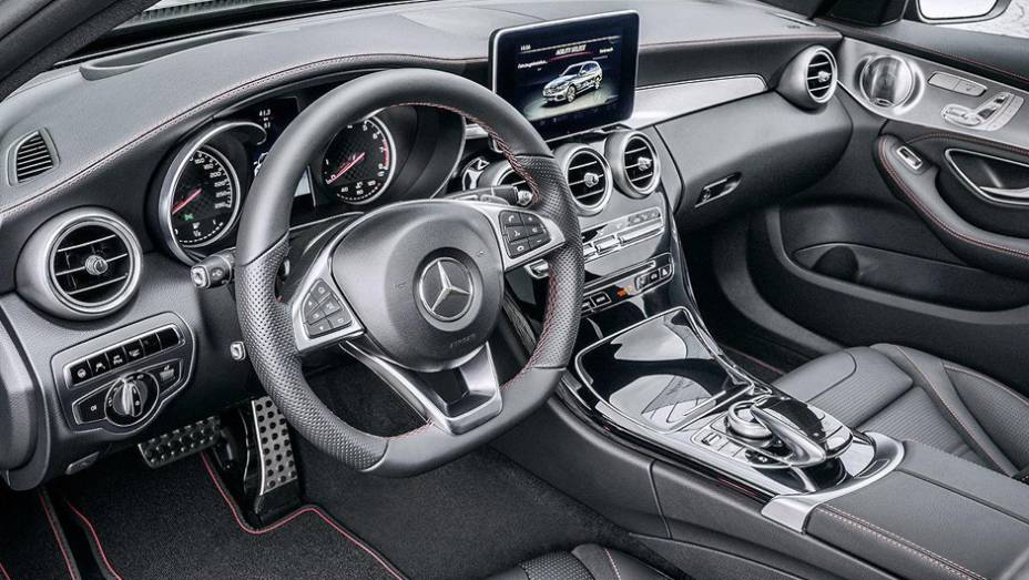 Acabamento interno é luxuoso e com pegada esportiva como o volante com base achatada | <a href="https://preprod.quatrorodas.abril.com.br/noticias/saloes/detroit-2015/mercedes-c450-amg-sport-oficializada-tem-367-cavalos-824384.shtml" rel="migration">Leia mais</a>