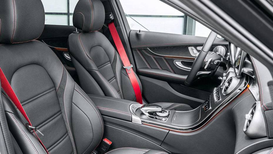 Bancos são esportivos e o cinto de segurança vem na cor vermelha | <a href="https://preprod.quatrorodas.abril.com.br/noticias/saloes/detroit-2015/mercedes-c450-amg-sport-oficializada-tem-367-cavalos-824384.shtml" rel="migration">Leia mais</a>
