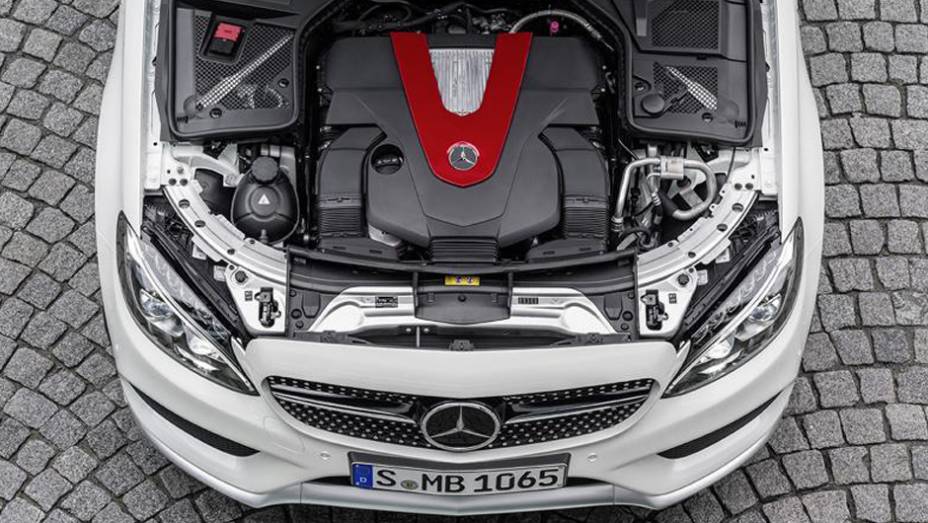 Motor é V6 de 3.0 litros biturbo com 367 cavalos de potência | <a href="https://preprod.quatrorodas.abril.com.br/noticias/saloes/detroit-2015/mercedes-c450-amg-sport-oficializada-tem-367-cavalos-824384.shtml" rel="migration">Leia mais</a>
