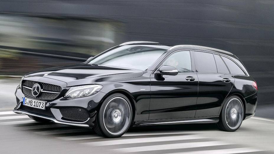Além do sedã, também estará disponível a versão perua | <a href="https://preprod.quatrorodas.abril.com.br/noticias/saloes/detroit-2015/mercedes-c450-amg-sport-oficializada-tem-367-cavalos-824384.shtml" rel="migration">Leia mais</a>