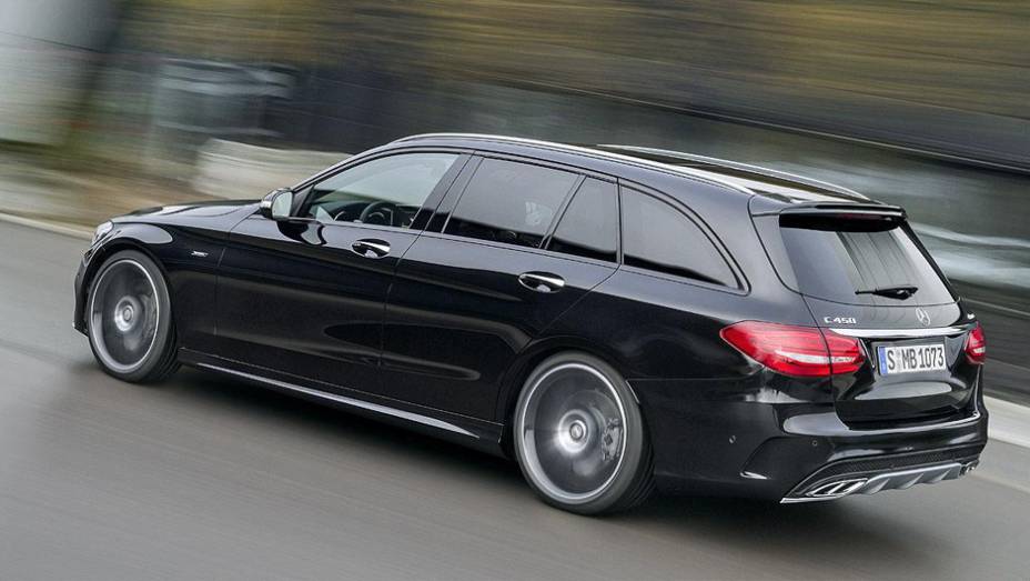 Sedã acelera de 0 até 100 km/h em 4,9s e a perua em 5s | <a href="https://preprod.quatrorodas.abril.com.br/noticias/saloes/detroit-2015/mercedes-c450-amg-sport-oficializada-tem-367-cavalos-824384.shtml" rel="migration">Leia mais</a>