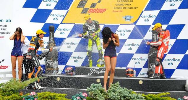 Iannone festejou muito o primeiro lugar no pódio Iannone festejou muito o primeiro lugar no pódio