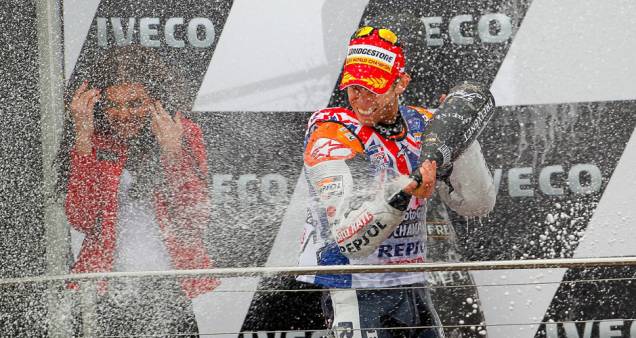 Casey Stoner comemora vitória e título Casey Stoner comemora vitória e título