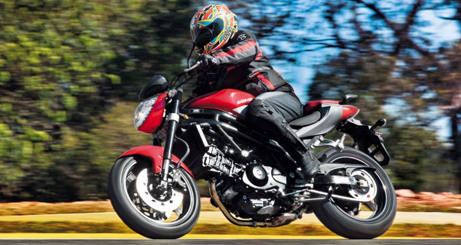 A coreana Hyosung GT650 fica mais &agrave; vontade desnuda
