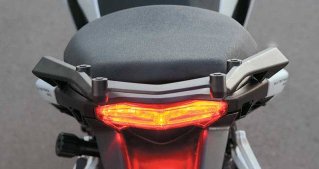 Cockpit moderno e fina lanterna traseira, por leds Cockpit moderno e fina lanterna traseira, por leds
