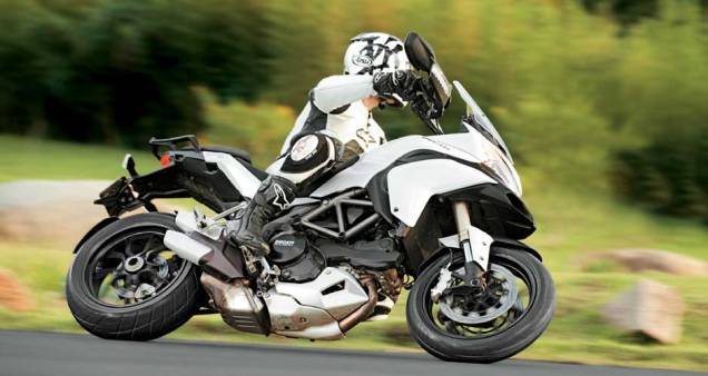 Favorecida por pneus esportivos de perfil baixo, a Ducati Multistrada faz curvas como poucas Favorecida por pneus esportivos de perfil baixo, a Ducati Multistrada faz curvas como poucas