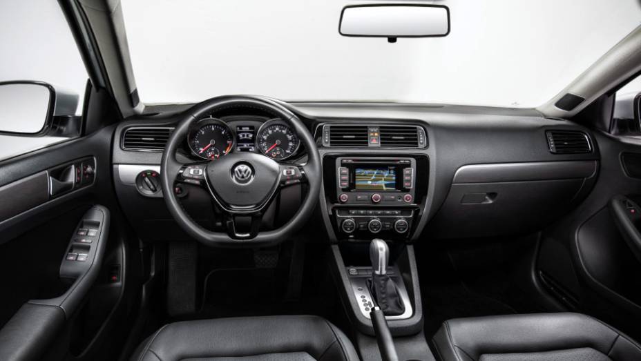 Interior sóbrio e elegante, quase igual ao do Golf - <a href="https://preprod.quatrorodas.abril.com.br/noticias/fabricantes/vw-lanca-novos-jetta-touareg-840644.shtml" rel="migration">Leia mais</a>