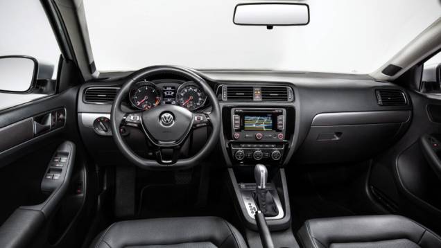 Interior sóbrio e elegante, quase igual ao do Golf - <a href="https://preprod.quatrorodas.abril.com.br/noticias/fabricantes/vw-lanca-novos-jetta-touareg-840644.shtml" rel="migration">Leia mais</a> Interior sóbrio e elegante, quase igual ao do Golf - <a href="https://preprod.quatrorodas.abril.com.br/noticias/fabricantes/vw-lanca-novos-jetta-touareg-840644.shtml" rel="migration">Leia mais</a>