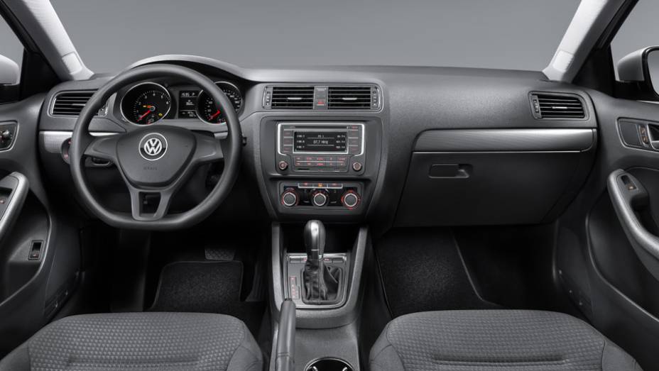 Interior é mais simples do que as versões Comfortline e Highline - <a href="https://preprod.quatrorodas.abril.com.br/noticias/fabricantes/vw-lanca-novos-jetta-touareg-840644.shtml" rel="migration">Leia mais</a>