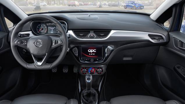 Capricho também no interior com destaque para o volante esportivo de base achatada | <a href="https://preprod.quatrorodas.abril.com.br/noticias/fabricantes/novo-corsa-opc-oficialmente-revelado-832161.shtml" rel="migration">Leia mais</a> Capricho também no interior com destaque para o volante esportivo de base achatada | <a href="https://preprod.quatrorodas.abril.com.br/noticias/fabricantes/novo-corsa-opc-oficialmente-revelado-832161.shtml" rel="migration">Leia mais</a>