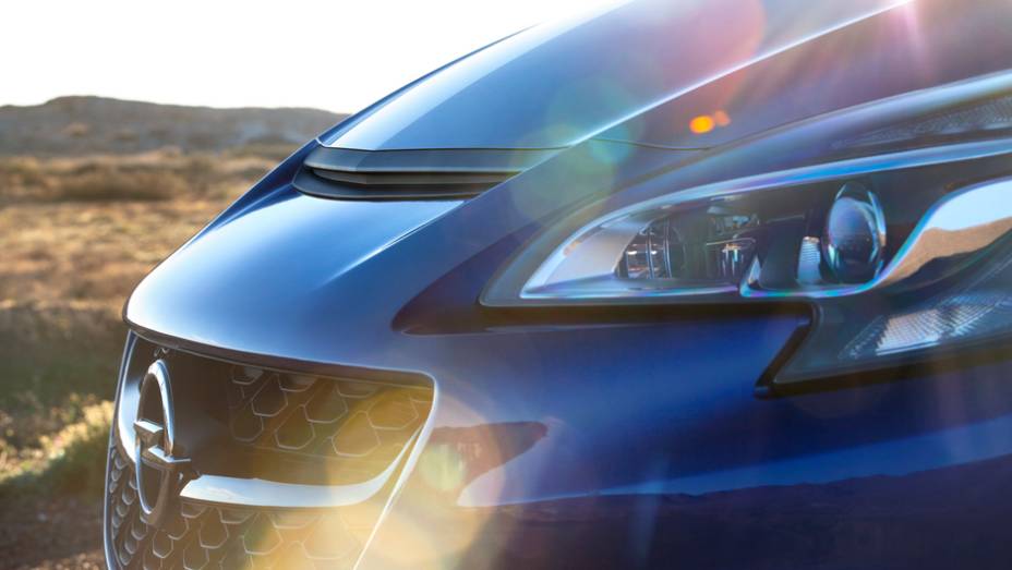 Detalhe da entrada de ar no capô | <a href="https://preprod.quatrorodas.abril.com.br/noticias/fabricantes/novo-corsa-opc-oficialmente-revelado-832161.shtml" rel="migration">Leia mais</a>