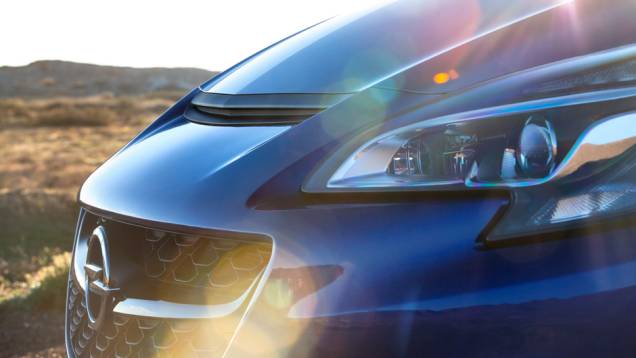Detalhe da entrada de ar no capô | <a href="https://preprod.quatrorodas.abril.com.br/noticias/fabricantes/novo-corsa-opc-oficialmente-revelado-832161.shtml" rel="migration">Leia mais</a> Detalhe da entrada de ar no capô | <a href="https://preprod.quatrorodas.abril.com.br/noticias/fabricantes/novo-corsa-opc-oficialmente-revelado-832161.shtml" rel="migration">Leia mais</a>