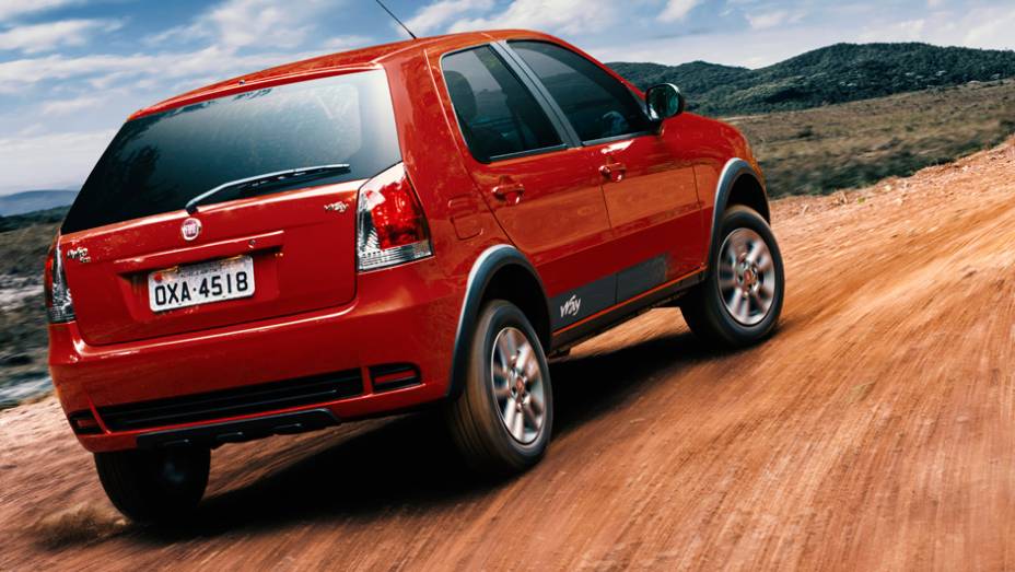 Carro ganha adesivo decorativo e alusivo &agrave; vers&atilde;o nas laterais | <a href="https://preprod.quatrorodas.abril.com.br/noticias/fabricantes/fiat-lanca-palio-fire-way-r-27-860-782048.shtml" rel="migration">Leia mais</a>