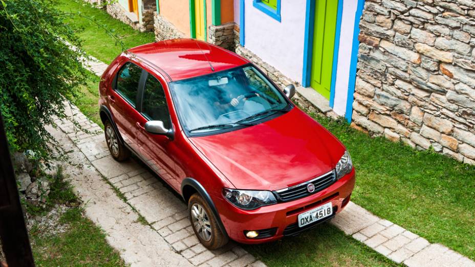 Apliques de pl&aacute;stico nas caixas das rodas tentam passar um ar de aventureiro | <a href="https://preprod.quatrorodas.abril.com.br/noticias/fabricantes/fiat-lanca-palio-fire-way-r-27-860-782048.shtml" rel="migration">Leia mais</a>
