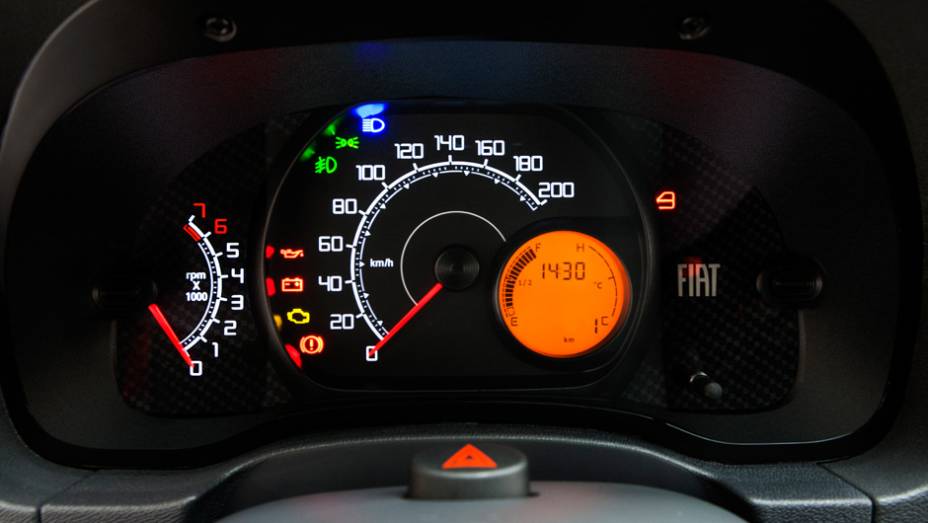 Painel de instrumentos &eacute; simples e apertado | <a href="https://preprod.quatrorodas.abril.com.br/noticias/fabricantes/fiat-lanca-palio-fire-way-r-27-860-782048.shtml" rel="migration">Leia mais</a>