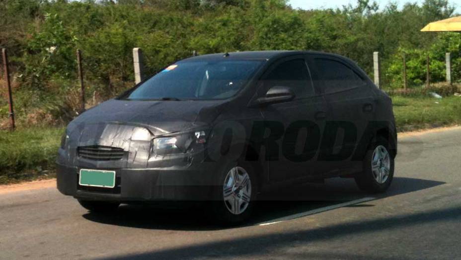 A vers&atilde;o b&aacute;sica, fotografada por Paulo Della Latte, ter&aacute; calotas em vez de rodas de liga leve | <a href="https://preprod.quatrorodas.abril.com.br/noticias/segredo/vergonha-chevrolet-onix-desfila-pelas-ruas-699110.shtml" rel="migration">Leia mais</a>