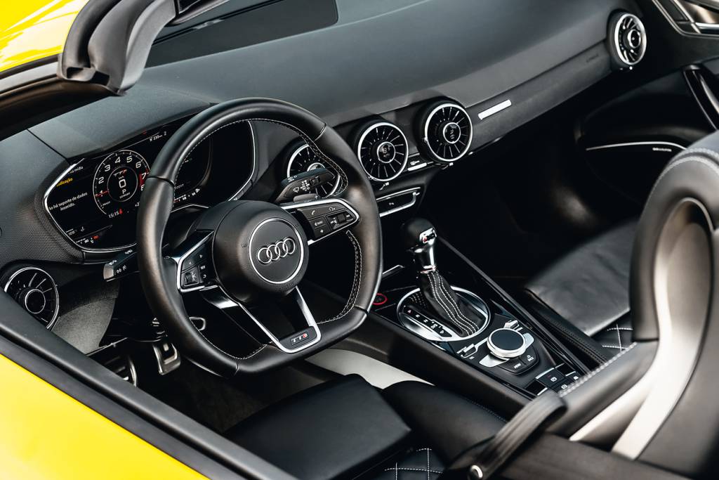 Audi TTS O motorista fica de cara com um quadro instrumentos de alta resolução totalmente digital e configurável