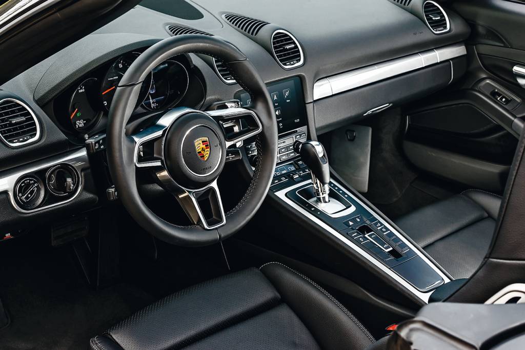 Porsche Boxster No painel de instrumentos, relógios analógicos com ponteiro laranja e mostradores redondos