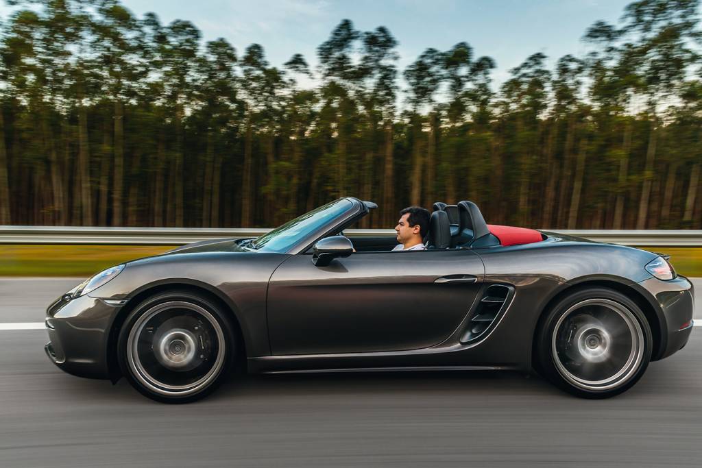 Porsche Boxtser A marca também oferece a versão S com motor 2.5 de 350 cv