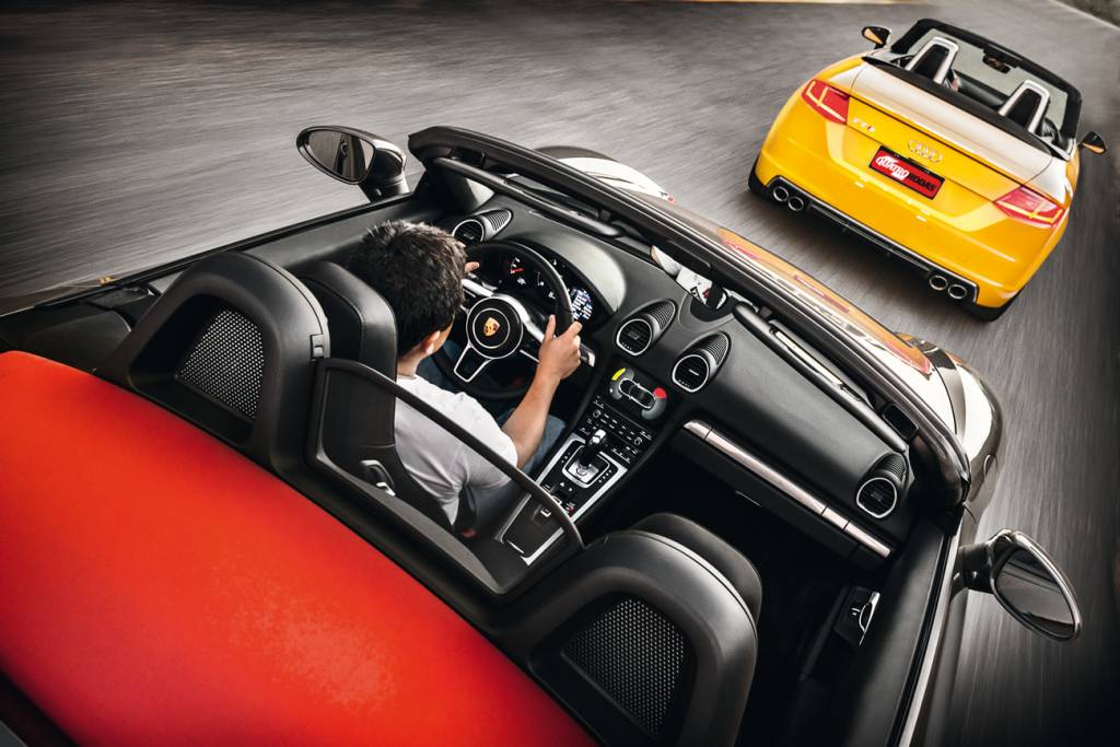 Boxster x TTS Dois lugares, capota de tecido e muita potência: nem precisa de sol