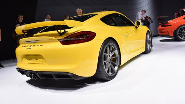 Com uma grande aerofólio traseiro, modelo foi rebaixado em 3 cm para melhorar a estabilidade | <a href="https://preprod.quatrorodas.abril.com.br/noticias/saloes/genebra-2015/porsche-lanca-cayman-gt4-salao-genebra-843021.shtml" rel="migration">Leia mais</a> Com uma grande aerofólio traseiro, modelo foi rebaixado em 3 cm para melhorar a estabilidade | <a href="https://preprod.quatrorodas.abril.com.br/noticias/saloes/genebra-2015/porsche-lanca-cayman-gt4-salao-genebra-843021.shtml" rel="migration">Leia mais</a>