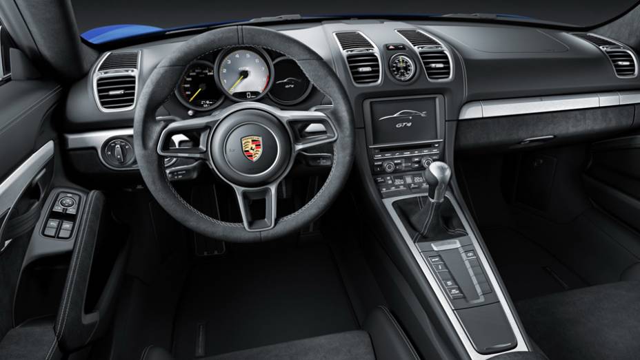 No interior conforto e segurança com bancos esportivos e acabamento em couro e Alcântara pela cabine | <a href="https://preprod.quatrorodas.abril.com.br/noticias/fabricantes/porsche-lanca-novo-cayman-gt4-832160.shtml" rel="migration">Leia mais</a>