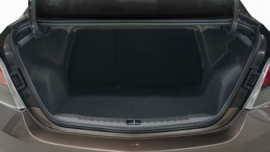 Porta-malas do novo Prisma comporta at&eacute; 500 litros | <a href="https://preprod.quatrorodas.abril.com.br/carros/lancamentos/novo-chevrolet-prisma-custa-partir-r-xx-xxx-733233.shtml" rel="migration">Leia mais</a>