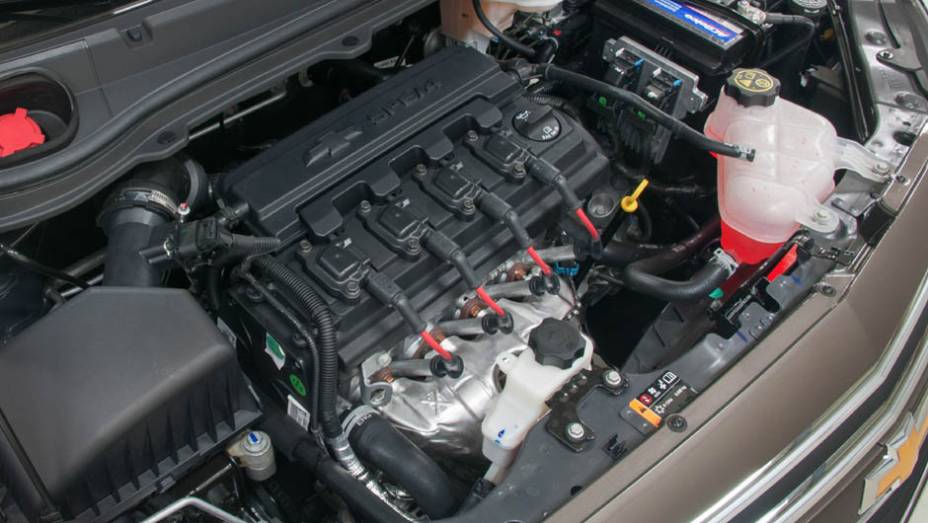 Motor 1.4 entrega 98 cv e 13 mkgf de for&ccedil;a quando abastecido com gasolina ou 106 cv e 13,9 mkgf de torque quando o combust&iacute;vel de origem vegetal ocupa o tanque de combust&iacute;vel | <a href="https://preprod.quatrorodas.abril.com.br/carros/lancamentos/novo-chevrolet-pris" rel="migration"></a>