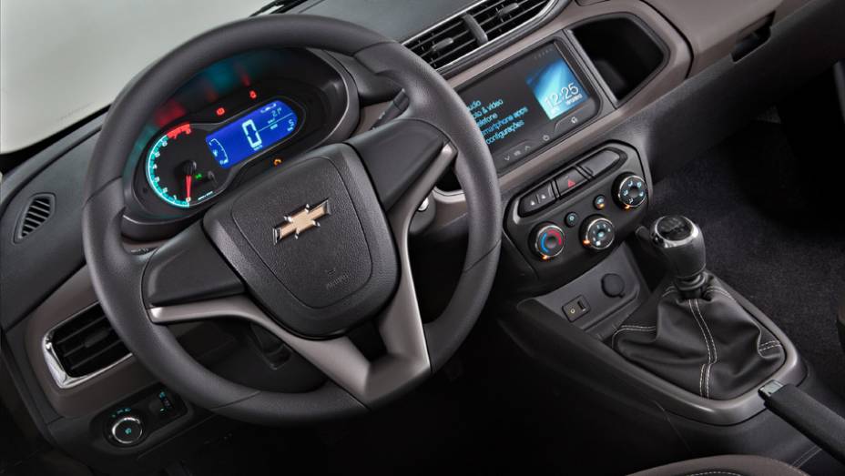Entre os itens opcionais est&atilde;o ar-condicionado, c&acirc;mera de r&eacute; para o sistema My Link, DVD de encosto de cabe&ccedil;a | <a href="https://preprod.quatrorodas.abril.com.br/carros/lancamentos/novo-chevrolet-prisma-custa-partir-r-xx-xxx-733233.shtml" rel="migration">Leia mais</a>