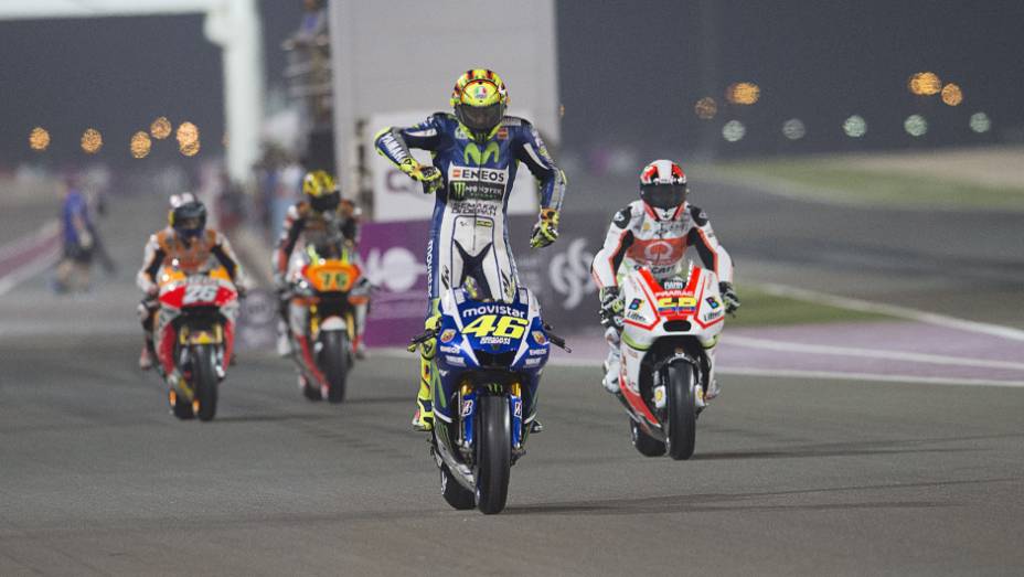 Confira o melhor da Moto GP 2015, etapa do Qatar | <a href="https://preprod.quatrorodas.abril.com.br/moto/noticias/rossi-show-fatura-moto-gp-qatar-852000.shtml" rel="migration">Leia mais</a>