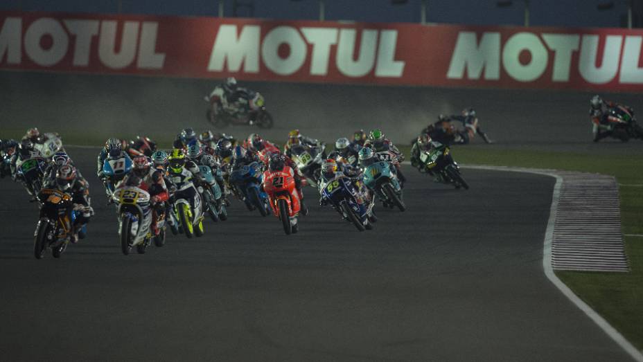 Confira o melhor da Moto GP 2015, etapa do Qatar | <a href="https://preprod.quatrorodas.abril.com.br/moto/noticias/rossi-show-fatura-moto-gp-qatar-852000.shtml" rel="migration">Leia mais</a>