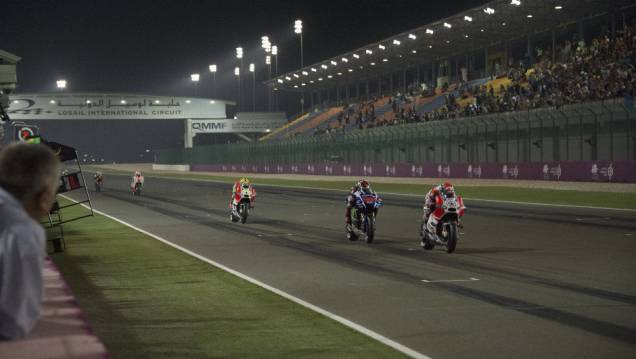 Confira o melhor da Moto GP 2015, etapa do Qatar | <a href="https://preprod.quatrorodas.abril.com.br/moto/noticias/rossi-show-fatura-moto-gp-qatar-852000.shtml" rel="migration">Leia mais</a> Confira o melhor da Moto GP 2015, etapa do Qatar | <a href="https://preprod.quatrorodas.abril.com.br/moto/noticias/rossi-show-fatura-moto-gp-qatar-852000.shtml" rel="migration">Leia mais</a>