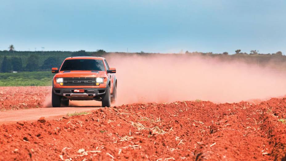 Raptor SVT: grade e para-choque têm desenho exclusivo