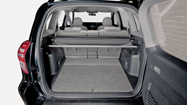 Porta-malas do Toyota aparenta ser o maior de todos, com espaço cob o assoalho, mas números não confirmam Porta-malas do Toyota aparenta ser o maior de todos, com espaço cob o assoalho, mas números não confirmam