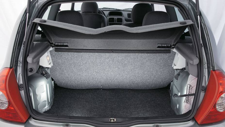 Atrás, o encosto do banco é forrado Atrás, o encosto do banco é forrado