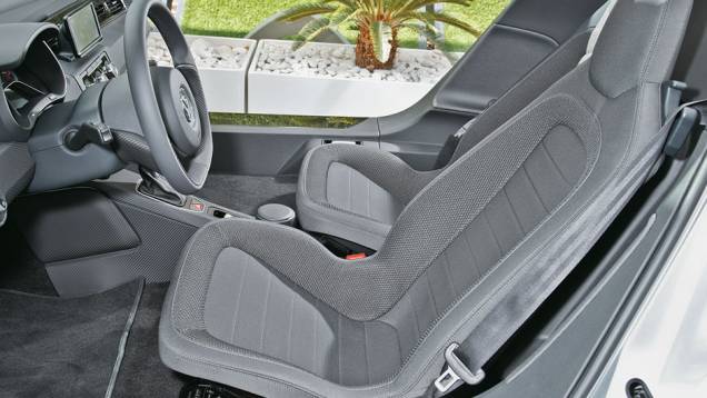 O carona recuado em 22 cm dispensa o uso de airbag e deixa o carro mais estreito O carona recuado em 22 cm dispensa o uso de airbag e deixa o carro mais estreito