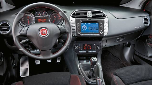 Interior com bom acabamento usa costura vermelha para dar tom esportivo Interior com bom acabamento usa costura vermelha para dar tom esportivo
