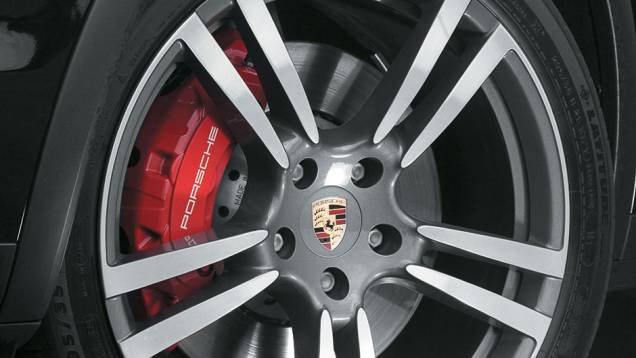 Superlativo: pneus 295/35 R21 e pinças de seis pistões Superlativo: pneus 295/35 R21 e pinças de seis pistões