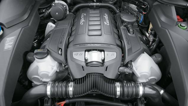 Motor V8 respira com auxílio de aparelhos: dois turbos Motor V8 respira com auxílio de aparelhos: dois turbos