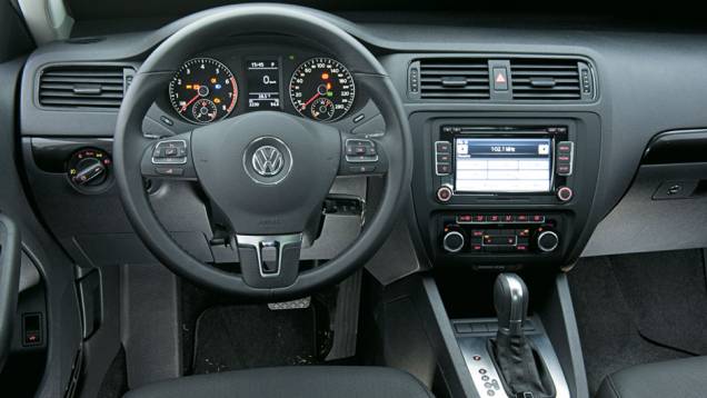 Câmbio conta com teclas de acionamento atrás do volante Câmbio conta com teclas de acionamento atrás do volante