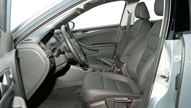 Volante é ajustável em altura e profundidade Volante é ajustável em altura e profundidade