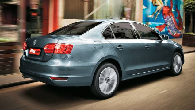Na traseira, lanternas que remetem aos Audi Na traseira, lanternas que remetem aos Audi