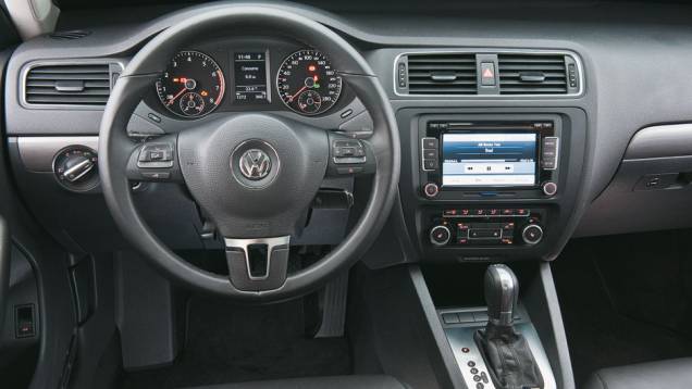 Interior mais simples que o do Jetta anterior trouxe pequenas sofisticações, como o rádio com tela sensível da Amarok Interior mais simples que o do Jetta anterior trouxe pequenas sofisticações, como o rádio com tela sensível da Amarok